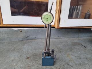 Mitutoyo No.2915 Dial Gauge w/ Magnetic Base Stand